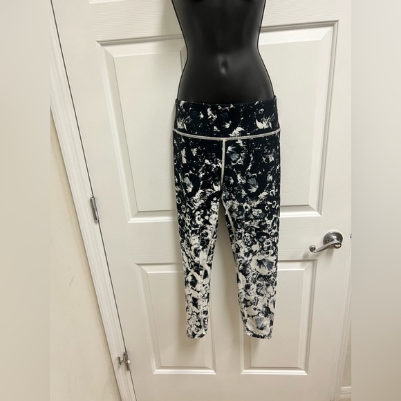 4 pairs of capri workout pants Large - Picture 11 of 11